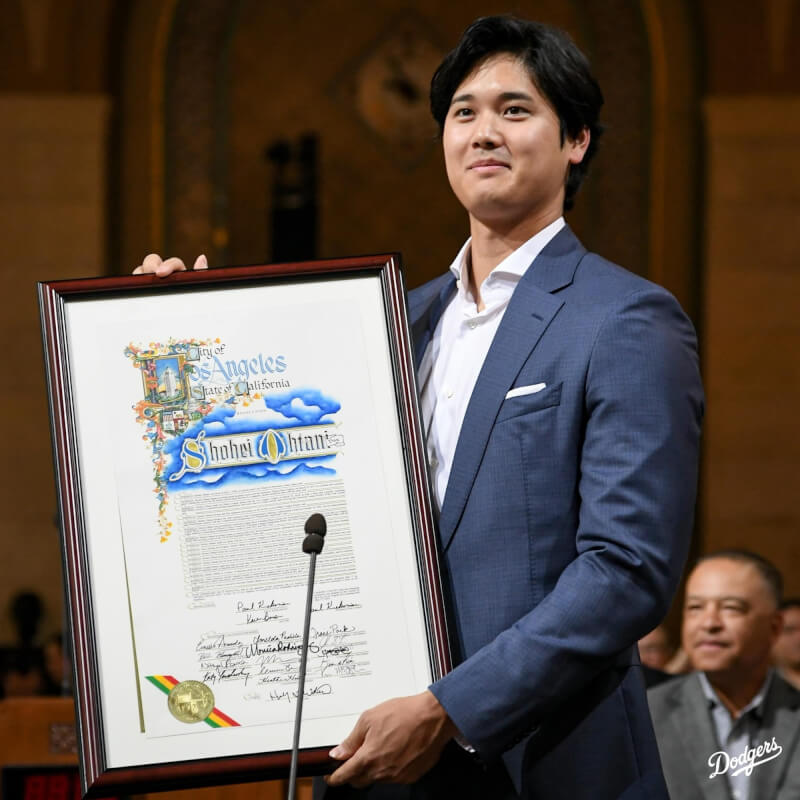 大谷翔平17日在洛杉磯市政府接受表揚，市議會將每年5月17日訂為「大谷翔平日」。（圖取自facebook.com/Dodgers）