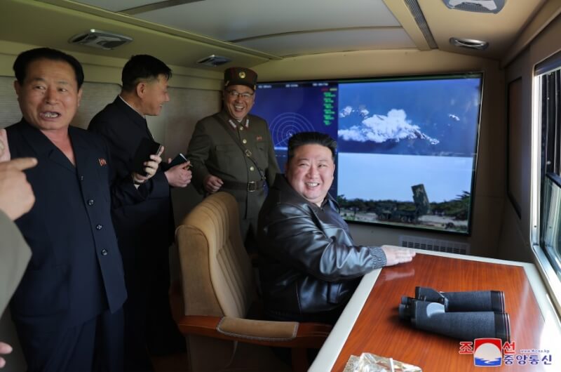 北韩领导人金正恩（右前）17日视察飞弹试射。（图取自北韩中央通信社网页http://kcna.kp）