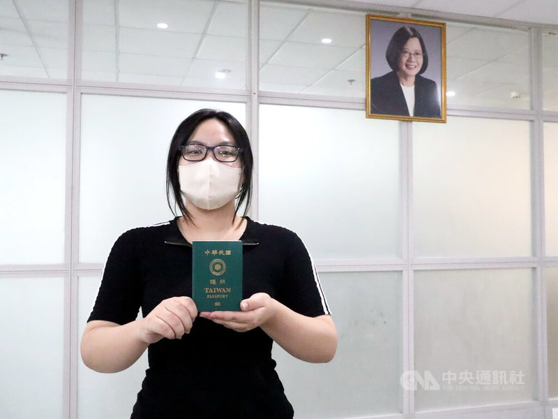新台灣之子許芷綾（圖）拿到新換發的中華民國護照非常開心，她即將於6月前往台灣圓夢，希望有朝一日成為髮型師，賺錢給在越南的外婆看病。中央社記者陳家倫胡志明市攝  113年5月19日