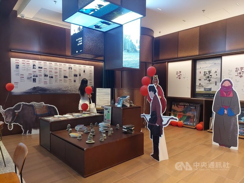 被稱為「藏族母語電影開創者」的導演萬瑪才旦逝世一週年,「親愛的萬瑪才旦」主題紀念展在中國15座城市的文藝空間登場。圖為上海庫布里克書店內的展覽布置,包含萬瑪才旦的創作年表及文學創作、譯作等。中央社記者張淑伶上海攝 113年5月19日