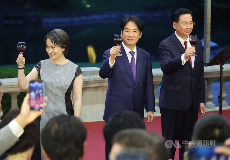 準總統賴清德(後中)、準副總統蕭美琴(後左)與外交部長吳釗燮(後右)19日晚間在台北賓館出席「第16任總統副總統就職典禮慶賀團外交部歡迎酒會」,眾人舉杯慶祝。中央社記者趙世勳攝 113年5月19日