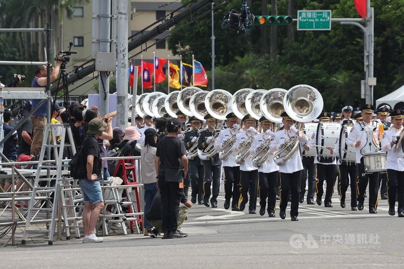 520就職倒數,總統府前廣場19日下午進行第16任總統、副總統就職慶祝大會總彩排,國軍樂儀隊進場,民眾拿起手機抓拍。中央社記者趙世勳攝 113年5月19日