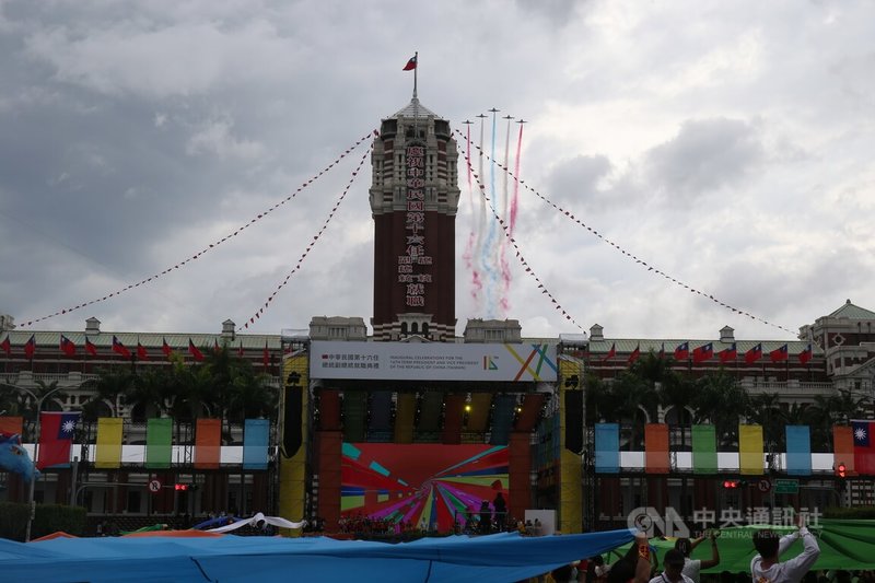 520總統就職進入倒數,總統府前廣場19日下午進行總彩排,空軍雷虎小組5架AT-3教練機施放藍、白、紅3色彩煙自總統府上方飛越,場面壯觀。中央社記者趙世勳攝 113年5月19日
