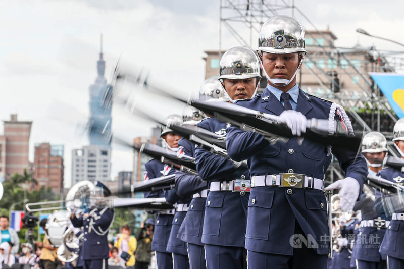 520總統副總統就職典禮將於總統府及府前登場,19日下午進行總彩排,國軍樂儀隊進場演練,力求動作整齊完美。中央社記者鄭清元攝 113年5月19日