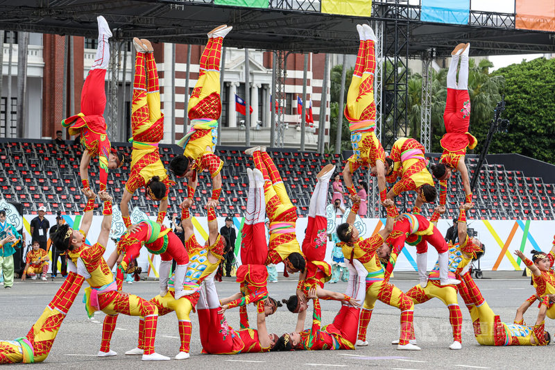 第16任總統副總統就職慶祝大會即將舉行,國立台灣戲曲學院、台灣特技團、九天民俗技藝團等表演團體19日在總統府前進行總彩排,現場演出高難度特技,博得眾人喝采。中央社記者鄭清元攝 113年5月19日