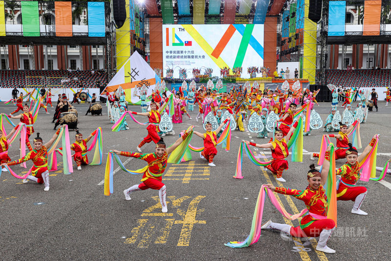 第16任總統副總統就職慶祝大會將屆,國立台灣戲曲學院、台灣特技團、九天民俗技藝團等表演團體19日下午在總統府前進行總彩排,力拚完美演出。中央社記者鄭清元攝 113年5月19日