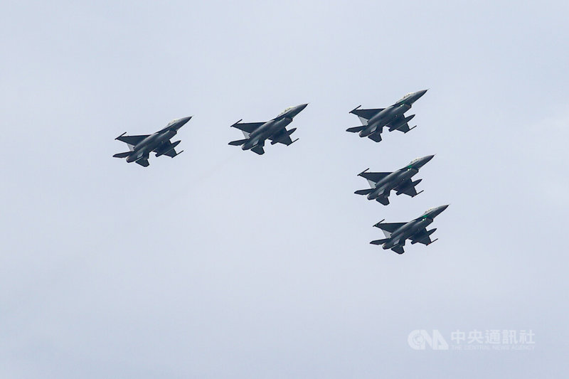 第16任總統副總統就職慶祝大會即將登場,19日進行總彩排,5架F-16V(blk20)戰機編隊飛越總統府上空。中央社記者鄭清元攝 113年5月19日