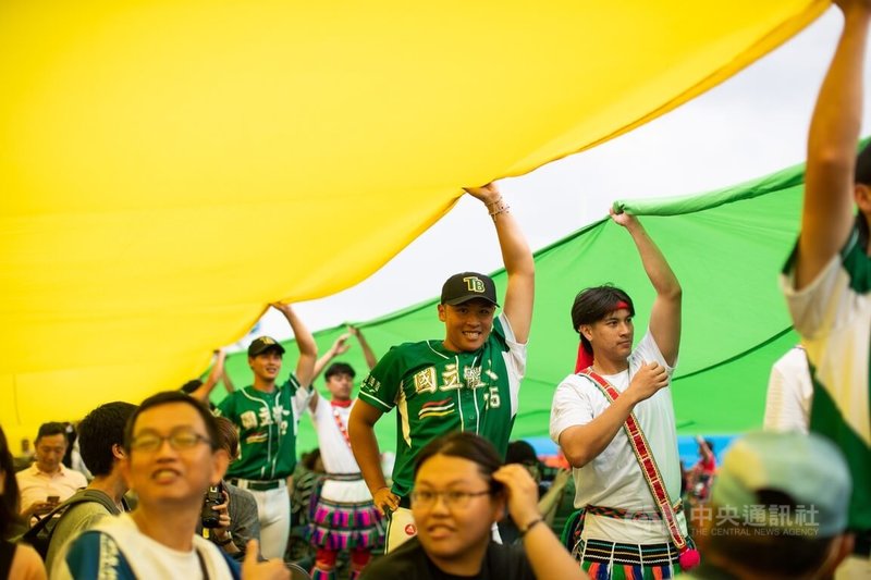 正副元首就職典禮20日舉行,19日彩排,表演人員持巨幅彩帶通過觀眾席。中央社記者游凱翔攝 113年5月19日
