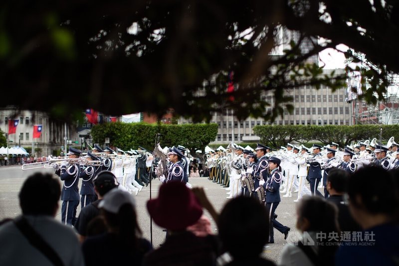 正副元首就職典禮20日舉行,並於19日下午舉行總彩排,圖為三軍樂儀隊,並有大批民眾到場觀看預演。中央社記者游凱翔攝 113年5月19日