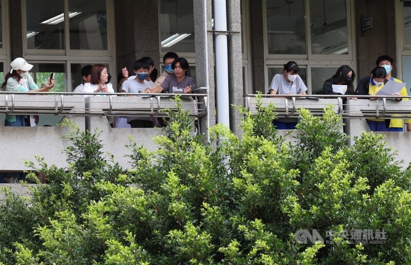 圖為許多考生在台北的試場外唸書，加強印象。中央社記者張新偉攝　113年5月19日