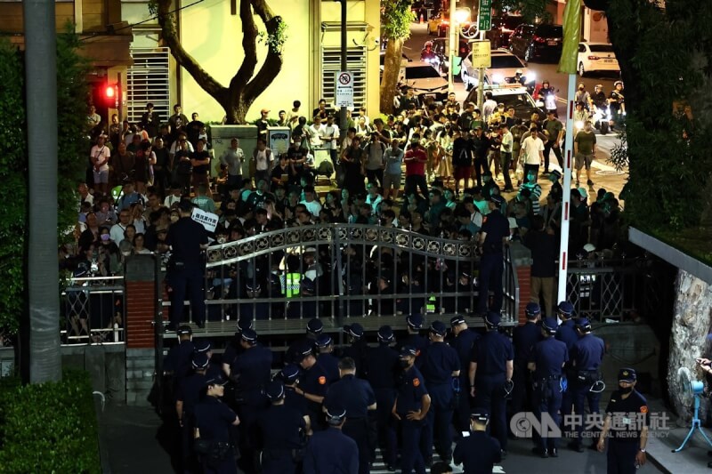 立法院會17日處理國會改革法案,藍綠全天衝突不斷,雙方均有立委送醫,激烈攻防也引發民眾關注,晚間陸續有人聚集到青島東路上抗議,警方獲報出動人力在門內門外列隊戒備,慎防意外。中央社記者翁睿坤攝 113年5月17日