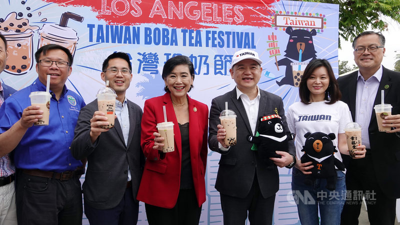 美國聯邦眾議員趙美心（Judy Chu）（右4）18日出席洛杉磯台美人傳統週暨台灣珍奶節活動，受訪說：「我想要讓每個人都知道，珍珠奶茶的起源在台灣。」中央社記者林宏翰洛杉磯攝  113年5月19日