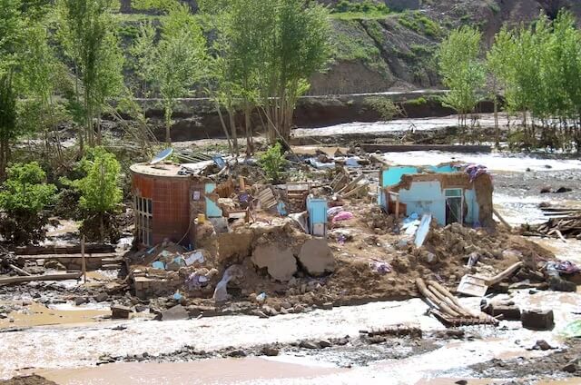 阿富汗古爾省房屋18日被洪水沖垮。（路透社）