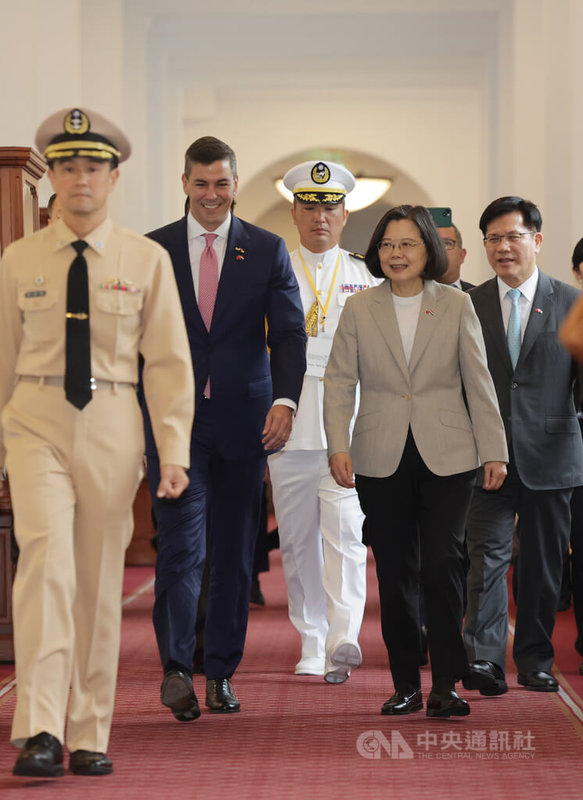 第16任總統副總統就職典禮20日舉行,巴拉圭總統潘尼亞(Santiago Peña Palacios)(左2)率團參加520大典。總統蔡英文(右2)19日在總統府會晤潘尼亞,歡迎他們來台訪問。中央社記者裴禛攝 113年5月19日