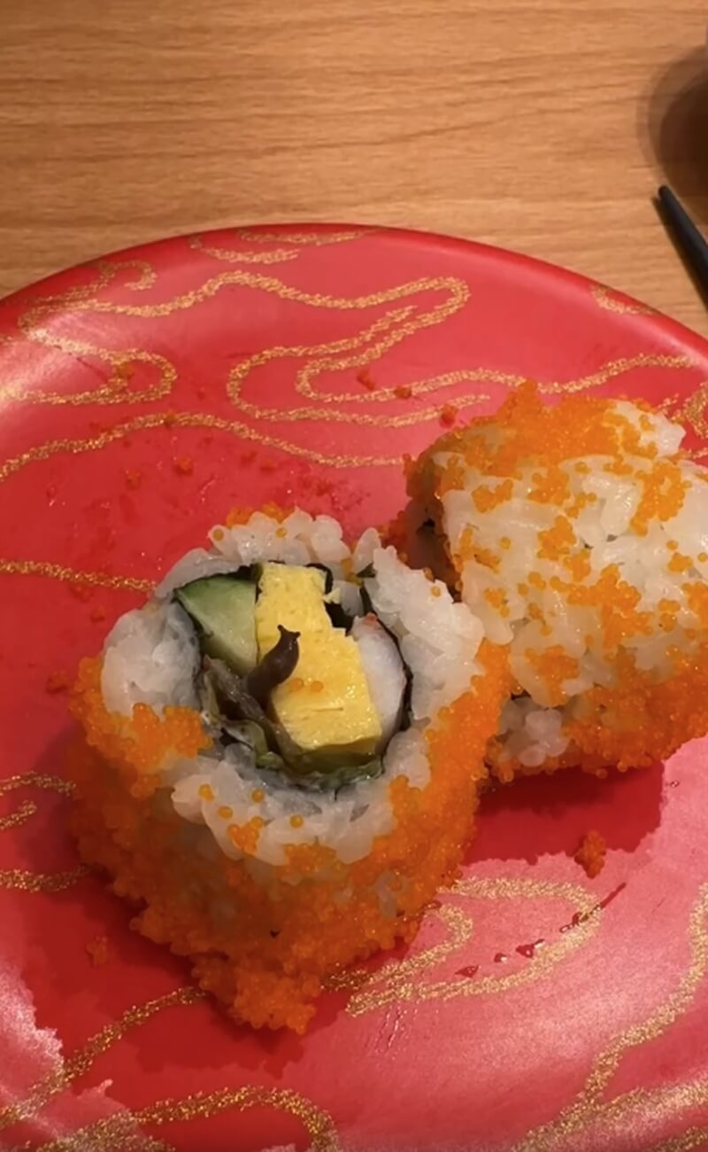 民眾網路爆料，在北市某連鎖壽司店用餐時，發現壽司內有仍在活動的蛞蝓。（圖取自爆料公社網頁bc3ts.net）