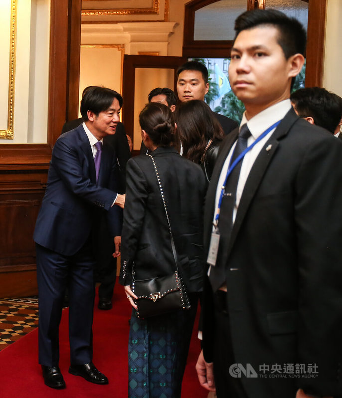 總統當選人賴清德(前左)19日晚間在台北賓館出席「第16任總統副總統就職典禮慶賀團外交部歡迎酒會」,抵達現場時與貴賓握手致意、互動熱絡。中央社記者趙世勳攝 113年5月19日