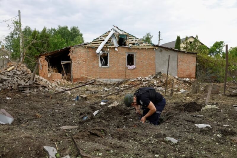 哈爾科夫一處建築遭俄軍空襲，18日警察搜尋炸彈零件。（路透社）
