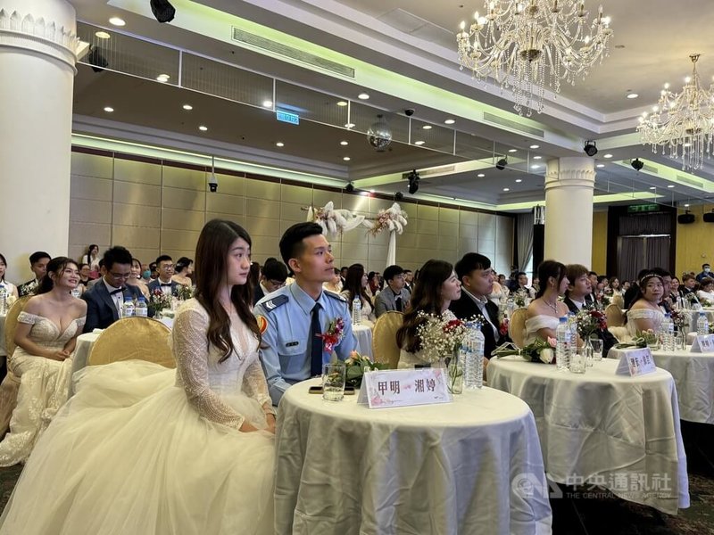 「520」諧音為「我愛你」，雲林縣政府20日在劍湖山渡假大飯店舉行集團結婚，為30對新人獻上祝福。中央社記者姜宜菁攝  113年5月20日
