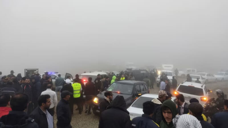 伊朗總統萊希和外交部長阿布杜拉希安的直升機19日在濃霧中翻越山區時墜毀，事發地點周邊停放多台警車。（Azin Haghighi/Moj News Agency/WANA via 路透社）