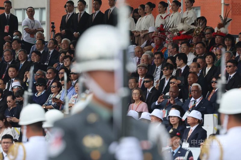 第16任總統、副總統就職慶祝大會20日在總統府前登場,國軍樂儀隊帶來精彩演出,整齊劃一的動作吸引貴賓目光。中央社記者趙世勳攝 113年5月20日