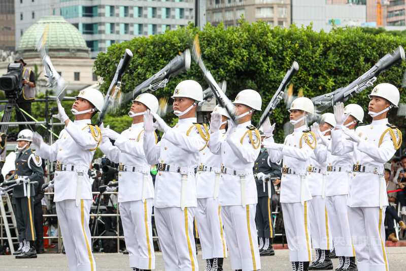 第16任總統副總統就職典禮20日在總統府前舉行,國軍聯合樂儀隊演練拋槍,動作整齊畫一展現高昂士氣。中央社記者鄭清元攝 113年5月20日