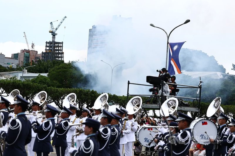 第16任總統、副總統就職慶祝大會20日上午在總統府府前廣場舉行,陸軍禮砲連配合國防部聯合樂隊,於11時施放國家慶典最高規格的21響禮砲,代表國軍對三軍統帥的敬意。中央社記者翁睿坤攝 113年5月20日
