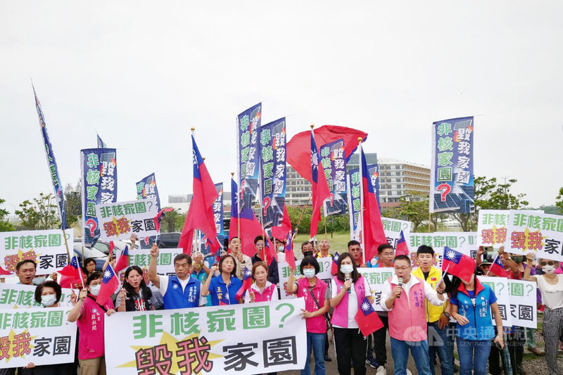 中華民國第16任總統、副總統就職國宴20日晚間在台南福爾摩沙遊艇酒店舉行，台南市議會國民黨團下午號召在附近的水景停車場拉布條、呼口號陳情表立場。中央社記者楊思瑞攝  113年5月20日