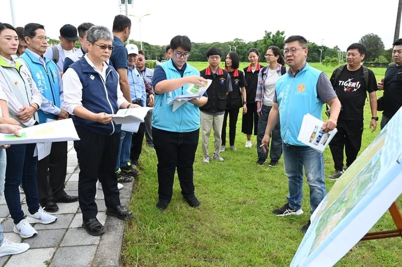 花蓮市公所向教育部體育署爭取「優化全民運動與賽會環境計畫」,擬在佐倉運動公園興建現代化足球場。20日體育署人員到場會勘,市長魏嘉彥(前左2)等人陪同並簡報。(花蓮市公所提供)中央社記者李先鳳傳真 113年5月20日
