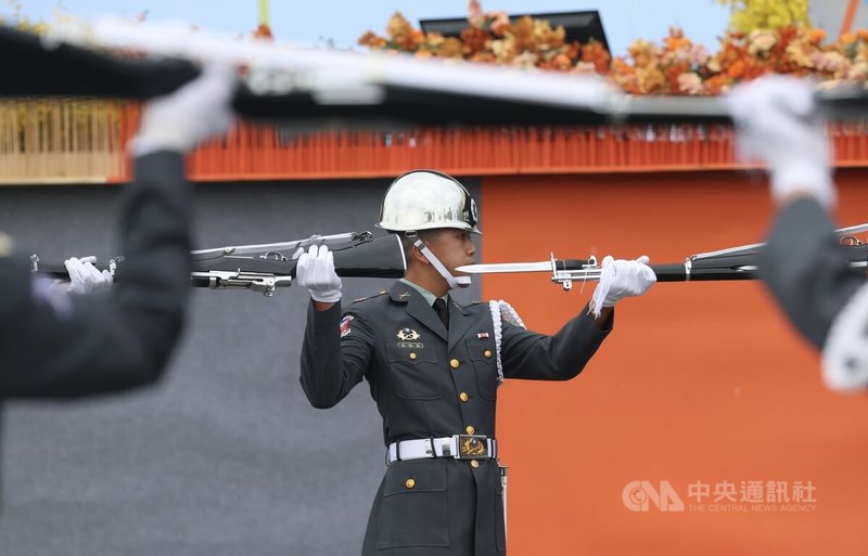 第16任總統、副總統就職慶祝大會20日在總統府前登場,國軍樂儀隊表演精彩操槍技巧,動作整齊完美。中央社記者趙世勳攝 113年5月20日