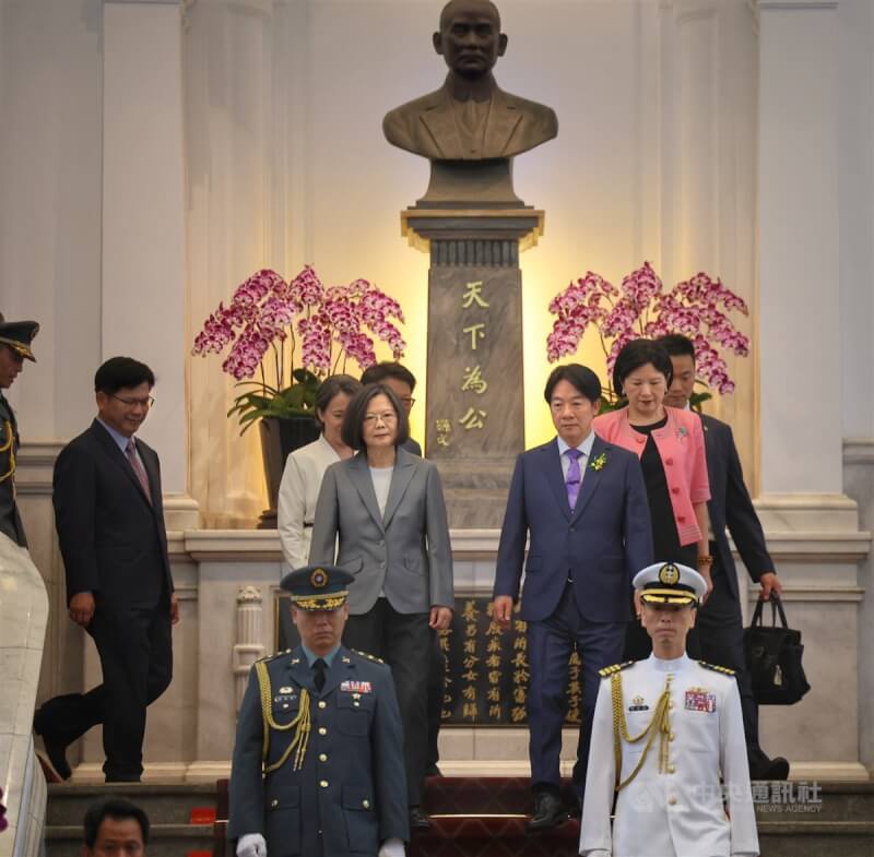 第16任總統賴清德、副總統蕭美琴20日上午9時宣誓就職,典禮結束後,賴總統(2排右)陪送卸任總統蔡英文(2排左)離開總統府。中央社記者王飛華攝 113年5月20日