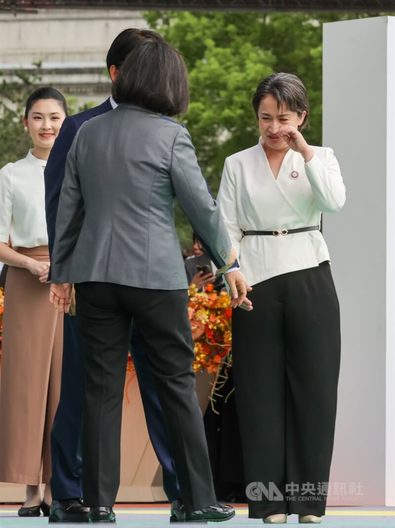 第16任總統賴清德、副總統蕭美琴20日在總統府宣誓就職,蕭副總統(右)在陪送卸任總統蔡英文前往慶祝大會舞台、向台下觀眾揮手致意時,眼眶泛紅、一度拭淚。中央社記者鄭清元攝 113年5月20日