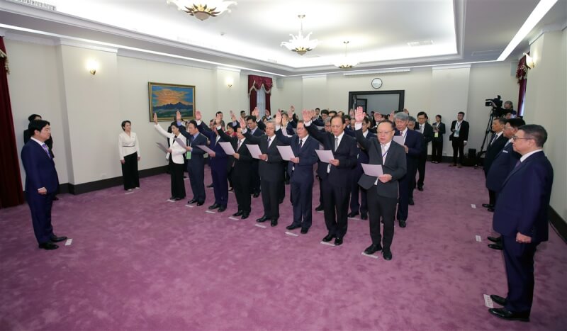 總統賴清德(前左)20日簽署完行政院長卓榮泰(前右)等人任命令後,隨後簽署行政院副院長鄭麗君(前排左2)及政務官員任命令,並在卓榮泰等人陪同下,赴總統府4樓會客室監誓鄭麗君暨各部會首長的宣誓典禮。(攝影記者聯誼會提供)中央社 113年5月20日