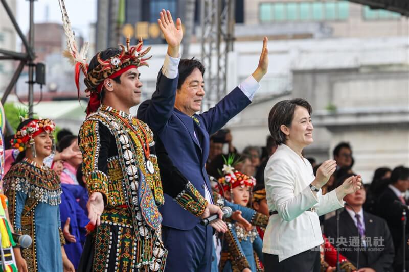 第16任總統副總統就職典禮20日登場,表演團體在典禮最後階段帶來「彩虹」、「再出發」兩首曲目,總統賴清德(前中)、副總統蕭美琴(前右)一同合唱。中央社記者鄭清元攝 113年5月20日