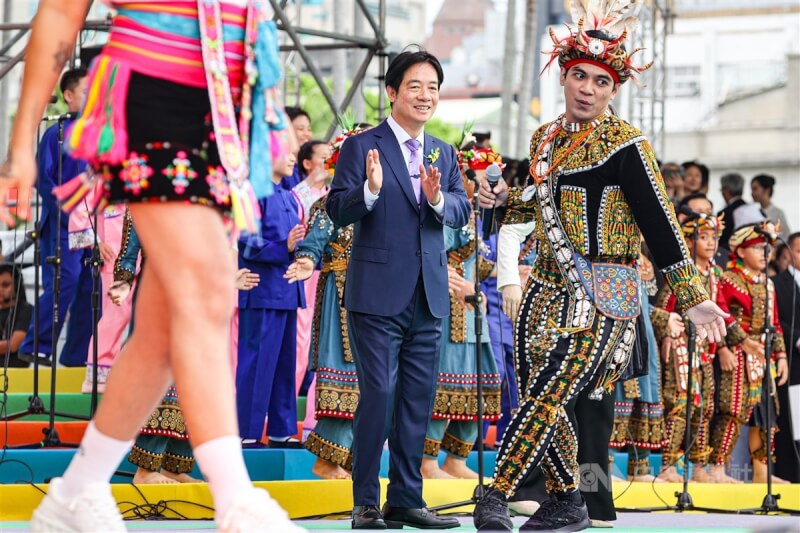 第16任總統副總統就職典禮20日在總統府前登場,新任總統賴清德(中)於典禮尾聲和表演團體合唱「彩虹」、「再出發」兩首曲目。中央社記者鄭清元攝 113年5月20日