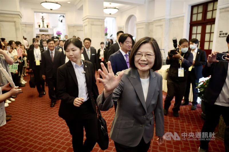 中華民國第15任總統蔡英文(前)20日卸任,她在離開總統府前與府內同仁揮手道別。中央社記者王飛華攝 113年5月20日