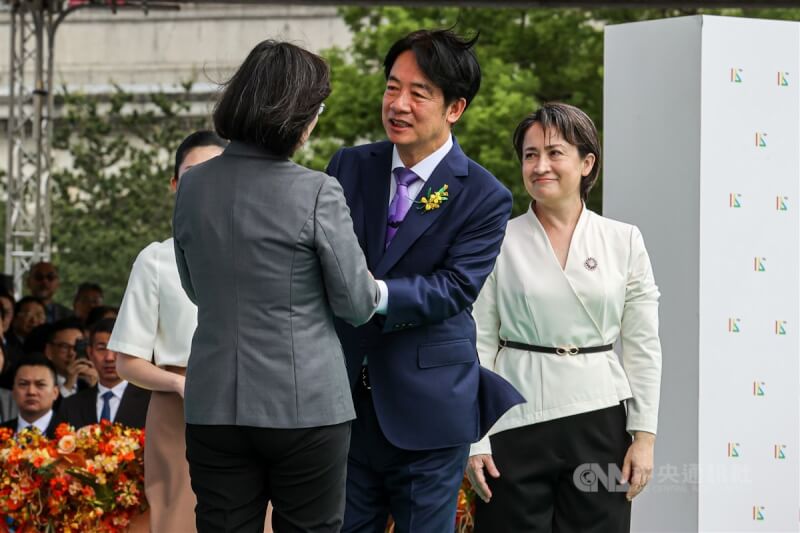 520總統副總統就職典禮20日在總統府及府前登場,總統賴清德(中)、副總統蕭美琴(右)與卸任總統蔡英文(左)在主舞台上握手致意。中央社記者鄭清元攝 113年5月20日