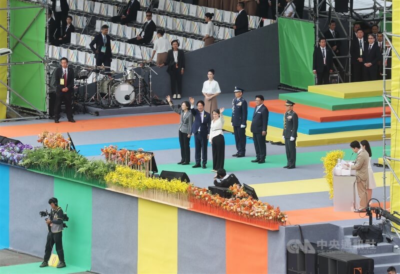 總統賴清德（中）、副總統蕭美琴（中右）20日上午宣誓就職，與卸任總統蔡英文（中左）到就職慶祝大會舞台揮手向觀禮來賓致意。中央社記者張皓安攝 113年5月20日