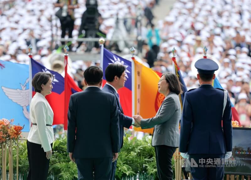 第15任總統蔡英文(後右)20日正式卸任,她在新任總統賴清德(後中)、副總統蕭美琴(後左)陪同下,到府外慶典舞台向民眾揮手告別,並緊握賴總統雙手。中央社記者王飛華攝 113年5月20日