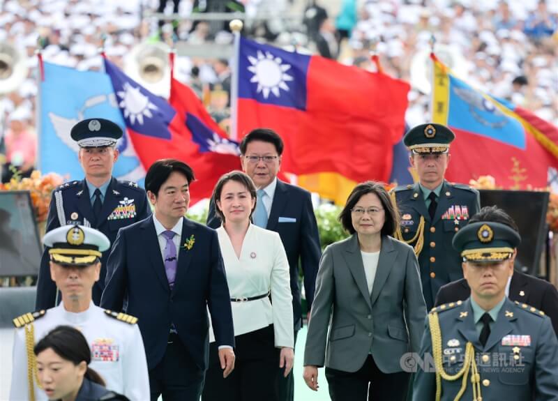 中華民國第16任總統賴清德(中左)、副總統蕭美琴(中,白衣者)20日上午宣誓就職,圖為賴總統與蕭副總統陪送卸任總統蔡英文(中右)離開總統府。中央社記者王飛華攝 113年5月20日