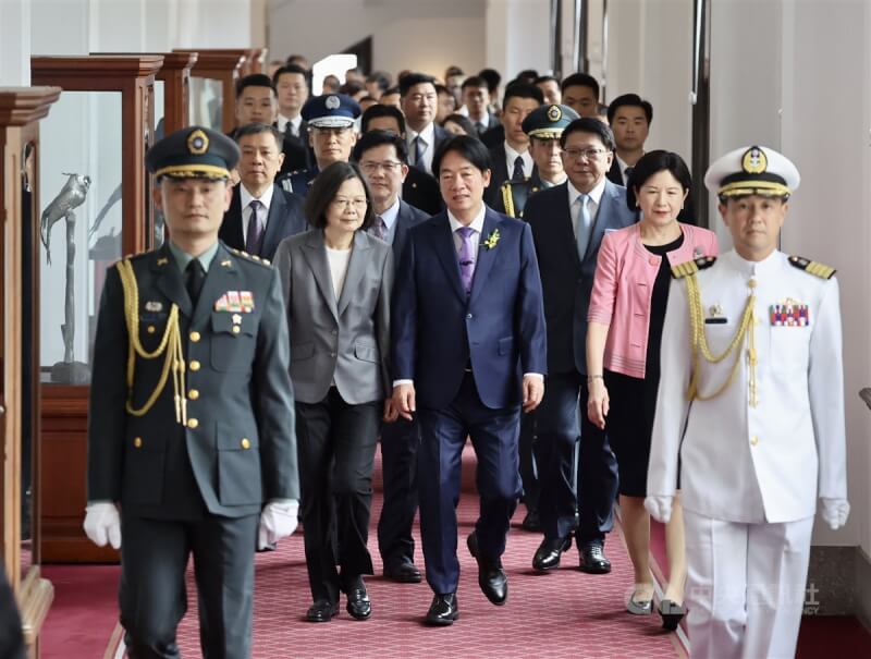 中華民國第16任總統副總統宣誓就職典禮20日在總統府舉行,卸任總統蔡英文(左2)陪同新任總統賴清德(中)步入宣誓就職典禮會場。中央社記者王飛華攝 113年5月20日