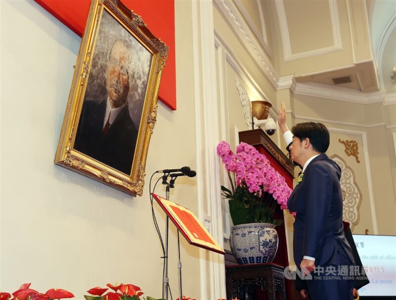 中華民國第16任總統副總統宣誓就職典禮20日上午在總統府大禮堂舉行，第16任總統賴清德高舉右手宣誓。中央社記者郭日曉攝 113年5月20日
