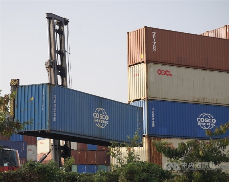 圖為高雄港碼頭內貨櫃堆疊置放。（中央社檔案照片）