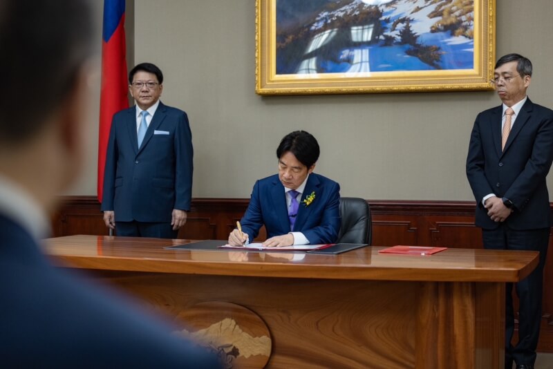 總統賴清德(中)20日宣誓就職後簽署第一份公文,任命行政院長卓榮泰、總統府秘書長潘孟安及國家安全會議秘書長吳釗燮。(總統府提供)