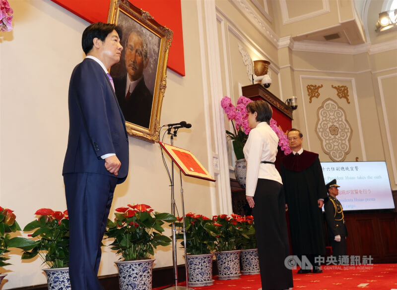 中華民國第16任總統副總統宣誓就職典禮20日上午在總統府大禮堂舉行,副總統當選人蕭美琴(左2)身穿白色上衣、黑色褲裝,面對國旗暨國父遺像宣讀誓詞。中央社記者郭日曉攝 113年5月20日
