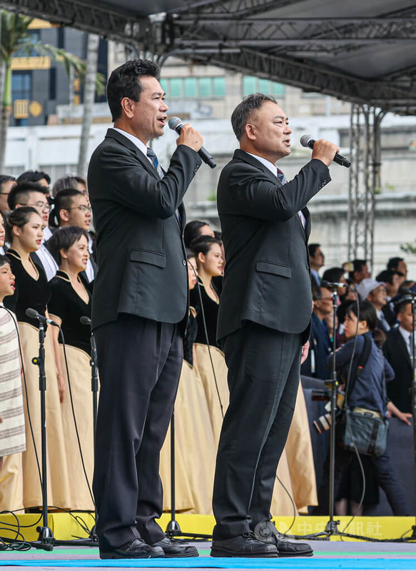 第16任總統、副總統就職典禮慶祝大會20日在總統府前登場,會中邀請中職早期4大強投康明杉(左2)、陳義信(左)等人領唱國歌。中央社記者鄭清元攝 113年5月20日