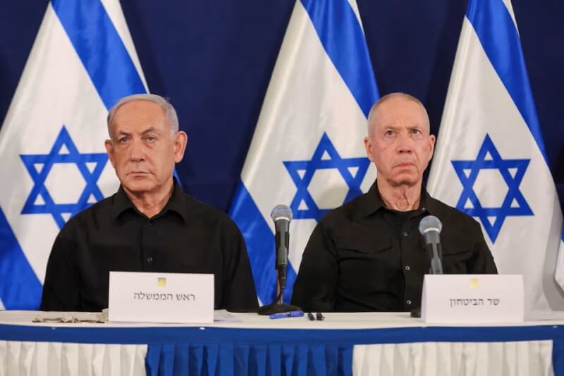 以色列總理尼坦雅胡（左）和國防部長葛朗特（右）去年共同出席一場記者會。（ABIR SULTAN POOL/Pool via 路透社）