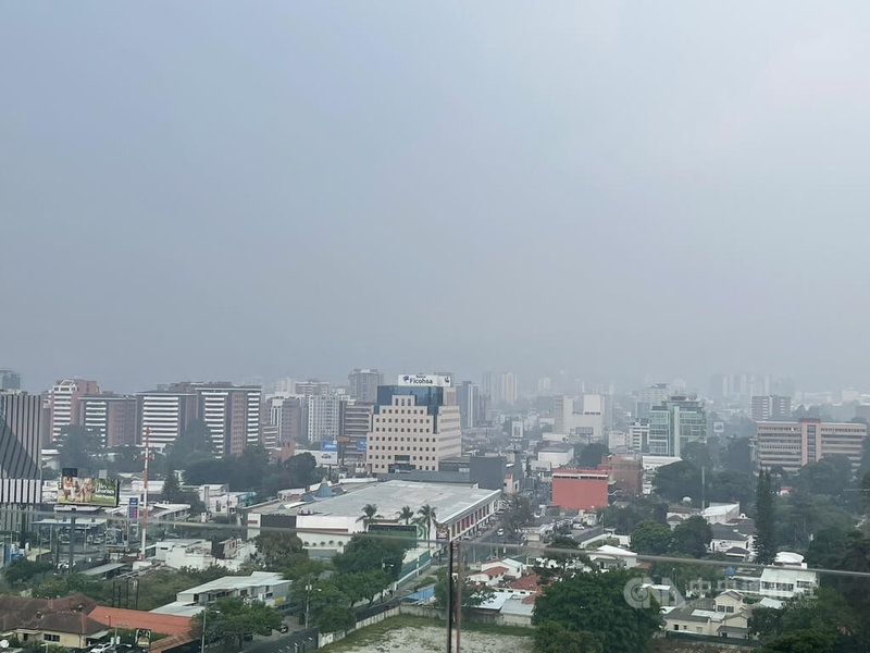 瓜地馬拉近日首都周邊山區發生森林大火，濃煙造成嚴重空氣污染，PM2.5濃度超標41倍，達危害健康程度。中央社記者李登文瓜地馬拉市攝  113年5月21日