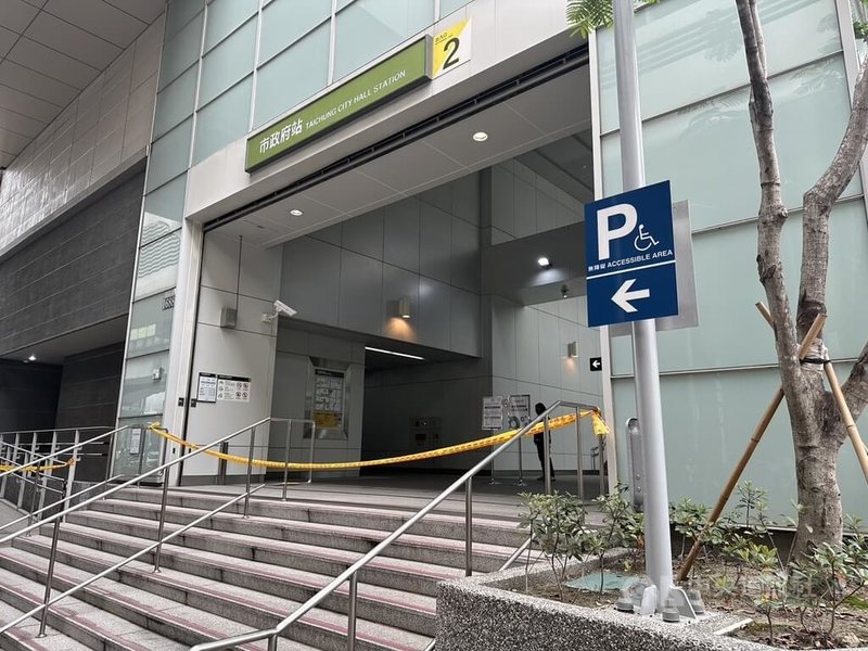 台中捷運綠線21日上午在列車上發生持刀隨機攻擊事件,市政府站事發後暫停營運,現場並拉起封鎖線。中央社記者趙麗妍攝 113年5月21日