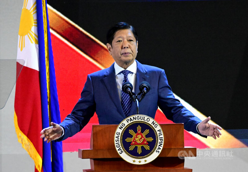 菲律賓總統小馬可仕21日說，COVID-19大流行和其他社會政治議題暴露全球供應鏈的脆弱性。菲國正聚焦發展電子、半導體等產業，盼吸引投資，提升菲律賓在全球價值鏈的地位。中央社特約記者Edward Bungubung攝 113年5月21日