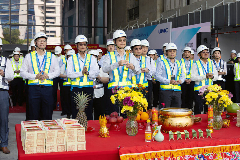 聯電21日舉行新加坡Fab12i第3期擴建新廠上機典禮，共同總經理簡山傑（左3）親自前往新加坡主持典禮。（圖由聯電提供）中央社記者張建中傳真  113年5月21日